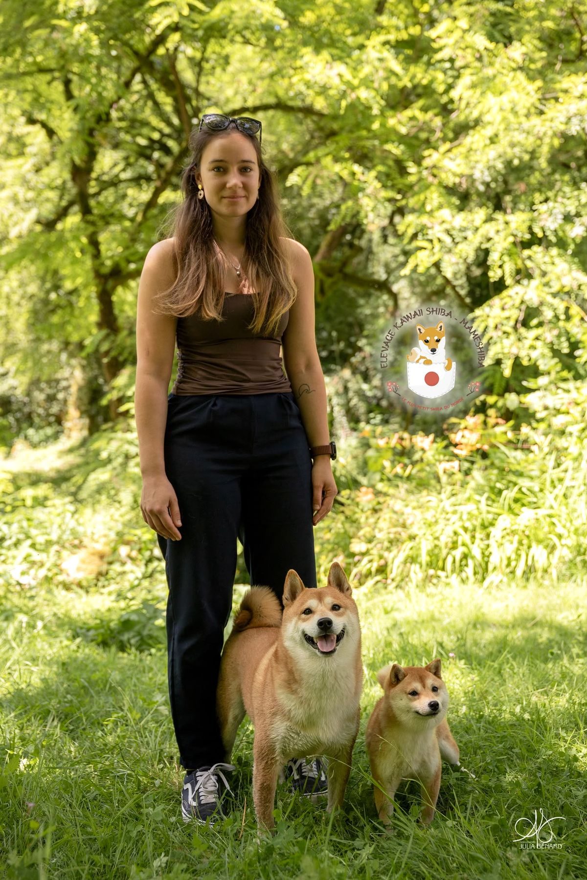 Cloé avec un Mameshiba et un Shiba Inu dans l'herbe