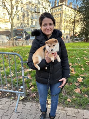 Marine avec un Mameshiba à Paris